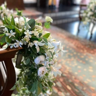造花ですが、上品で綺麗です。