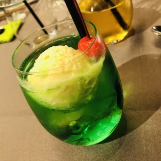 人気のメロンクリームソーダ