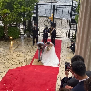 大階段でのフラワーシャワーは本当に素敵でした。