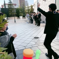 挙式後はテラスに出てバブルシャワーをしました。