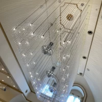 披露宴会場の天井のシャンデリアです。キラキラしてます。