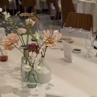 披露宴会場のテーブルの花