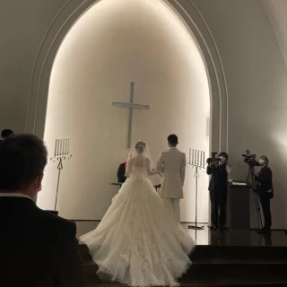 天井が高く、バージンロードも長く音も反響します！