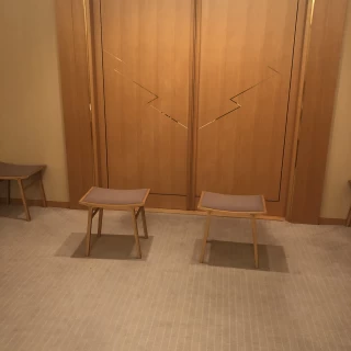 神前式前の新郎新婦の座席
