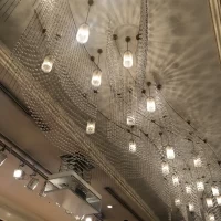 会場1 天井のシャンデリアが素敵でした