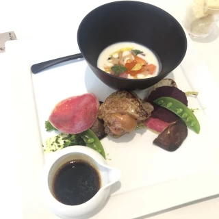 お肉の焼き加減がよかった。変わった冷製スープ？で面白かった。