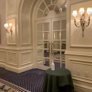 披露宴会場のドア