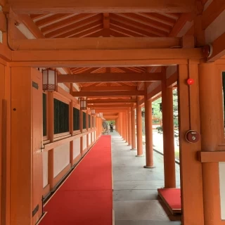 挙式会場までの道。朱色が綺麗