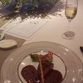 試食でお肉とパン、シャンパンを頂きました。美味しかったです
