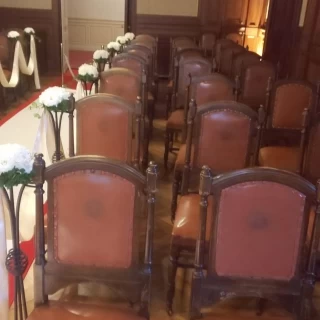 100年前の椅子が使われてます