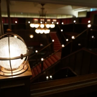 会場の2階から1階を写した写真です