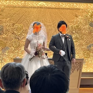 豪華なオブジェの前での式