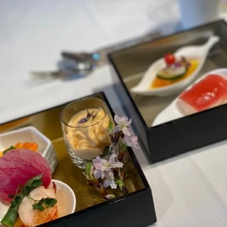前菜です。桜が添えてあり、目でも食を楽しむことができました。