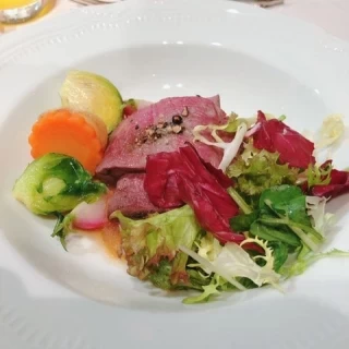 メインのお肉料理です。お野菜もしっかり摂れ、女性に好評！