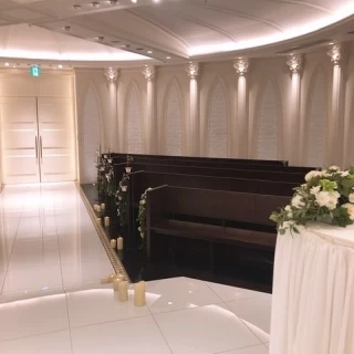 参列者席が内向きになっており、新郎新婦の様子が見やすいです