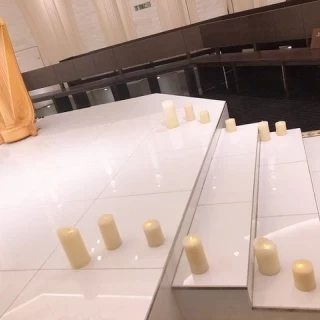バージンロード先の階段の装飾
