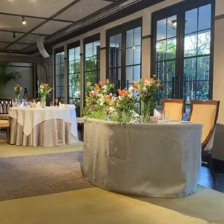 新郎新婦の高砂です。季節の花が飾られていました。