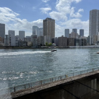 横には川があり、景色が美しいです。