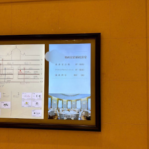 会場に入ってすぐのエレベーターホールには両家名が掲示|584275さんの東京ステーションホテルの写真(1656423)