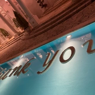 ガーデンにプールがあり装飾ができます。夜も綺麗です。