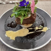 お肉を焼く時のパフォーマンスもあり見ていて楽しかったです。