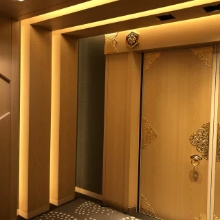 神殿の扉です。壁がライトアップされている