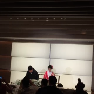 広い会場でした。後ろがライトアップされて主役が目立つ