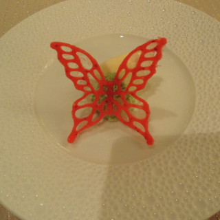 パン用のバター、飾り付けに蝶々