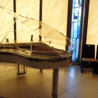 チャペル　透明のグランドピアノ