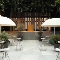 ホテル内屋外テラス