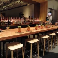 ウェディングフロアにあるバーカウンター