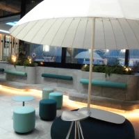 ホテル内の屋外テラス