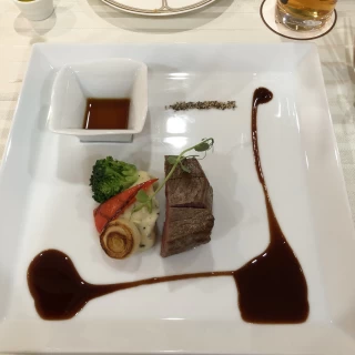 お肉料理、ソースとポン酢がついており年配の方でも美味しくいた