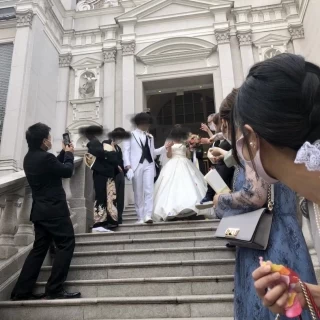 ヨーロピアン調の階段でフラワーシャワー