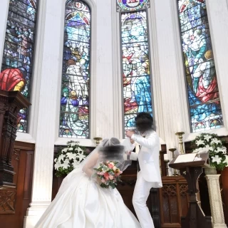 一面に張られたステンドグラスが素敵。