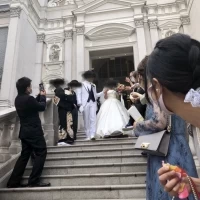 ヨーロピアン調の階段でフラワーシャワー