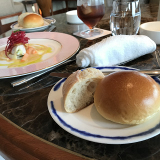 フカフカのパン。バターも高クオリティ。