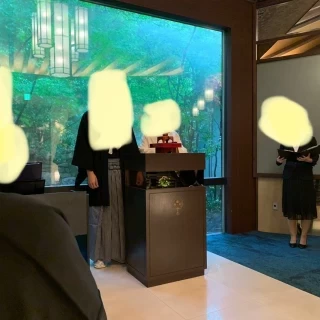 雨でも後ろの緑が鮮やかです。