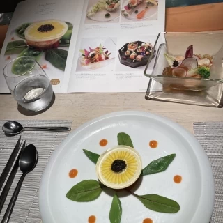 ひまわりをモチーフにしたお料理。花のモチーフはコスモスなど変