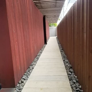 会場の入口
長い通路を経て受付につながっています