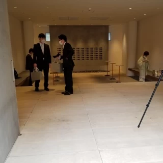 入り口からみた受付＆ギャラリースペース