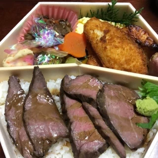 新郎新婦からのプチギフトの特製和牛弁当