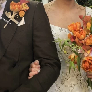 新郎新婦のブーケ、ブートニアは初夏らしい明るい