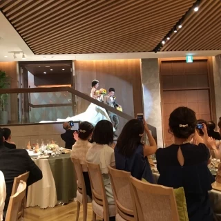 階段からの入場演出ができます
