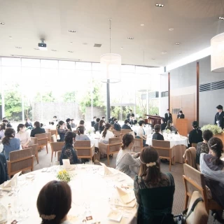 ガーデンが広がり明るい披露宴会場