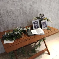 2つめの会場　チャペル入口の演出　写真たて