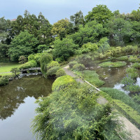 四季折々で楽しめる広く素敵なお庭でした。