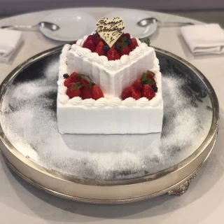 ウェディングケーキです。入場時にはもう出ていびっくりでした