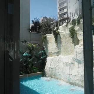 左右に流れてる滝です。