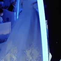 ガラスの床がライトアップされドレスの裾がよく映えてます。